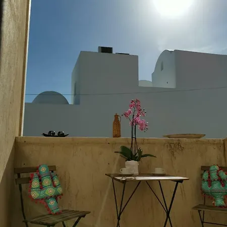 Thira Perísza