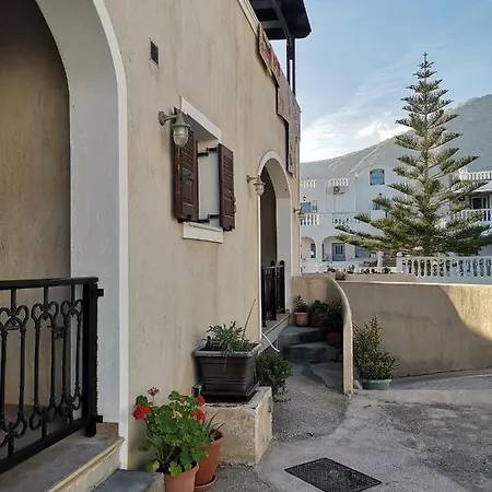 Villa Thira Perísza